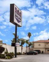 Howard Johnson by Wyndham Bakersfield