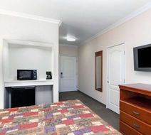Howard Johnson by Wyndham Bakersfield Room