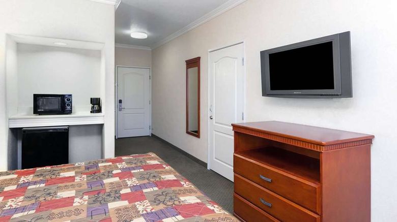 <b>Howard Johnson by Wyndham Bakersfield Room</b>. Images powered by <a href="https://iceportal.shijigroup.com/" title="IcePortal" target="_blank">IcePortal</a>.