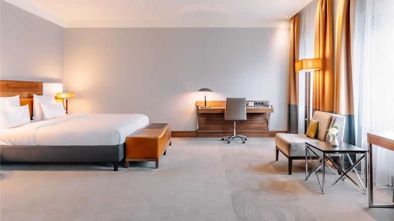 <b>Reichshof Hamburg Suite</b>. Images powered by <a href="https://iceportal.shijigroup.com/" title="IcePortal" target="_blank">IcePortal</a>.