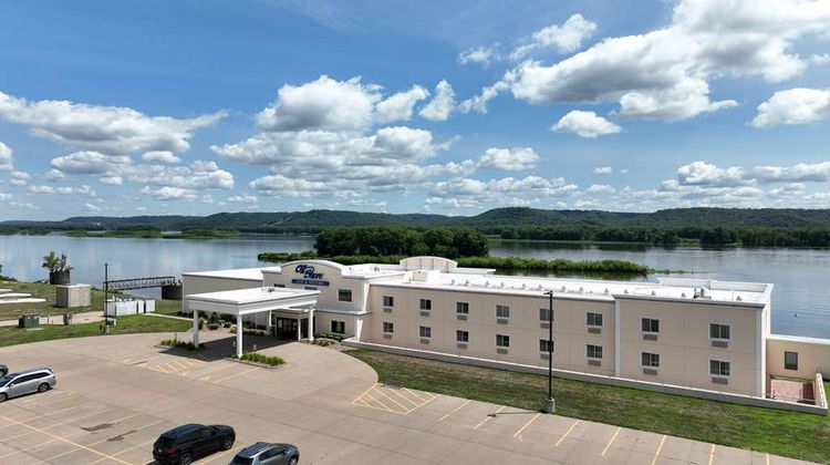 Off Shore Inn & Suites Exterior