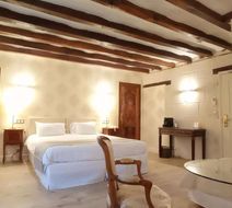 Hotel Le Grand Monarque Room