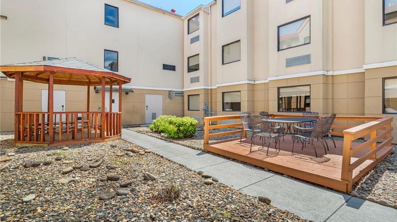 <b>Quality Inn and Suites Knoxville Exterior</b>. Images powered by <a href="https://iceportal.shijigroup.com/" title="IcePortal" target="_blank">IcePortal</a>.