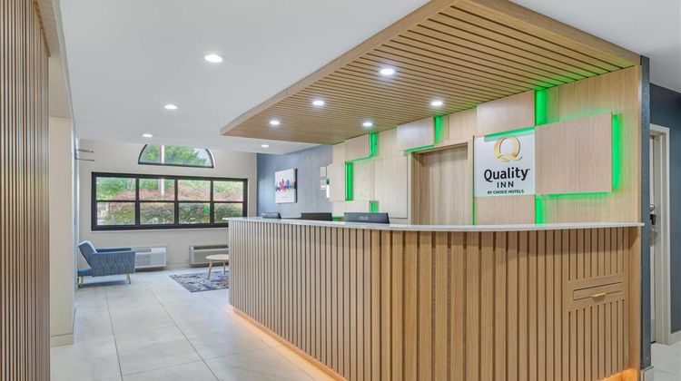 Quality Inn and Suites Knoxville Lobby
