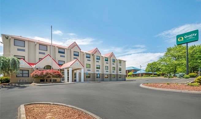 Quality Inn and Suites Knoxville Exterior