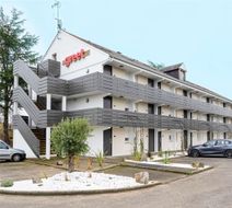greet Hotel Chatellerault Exterior