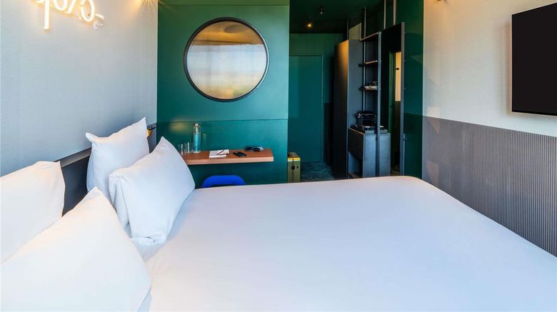 <b>Tribe Paris Clichy Room</b>. Images powered by <a href="https://iceportal.shijigroup.com/" title="IcePortal" target="_blank">IcePortal</a>.