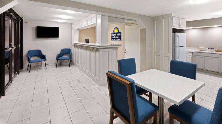 Days Inn & Suites Vicksburg Lobby