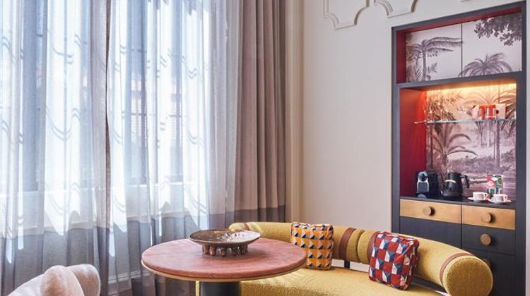 QT Singapore Suite
