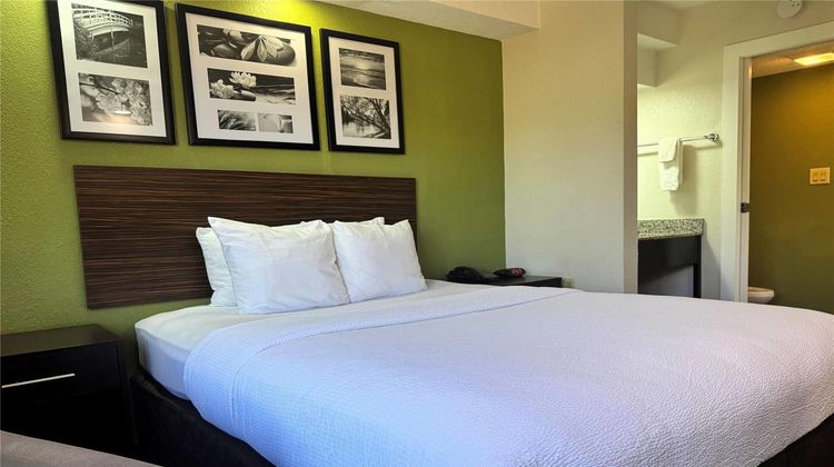 Travelodge by Wyndham Flowood Room