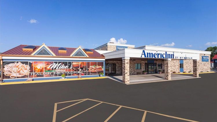 AmericInn & Suites Baraboo Event Ctr Exterior