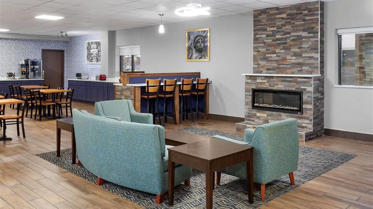 AmericInn & Suites Baraboo Event Ctr Lobby