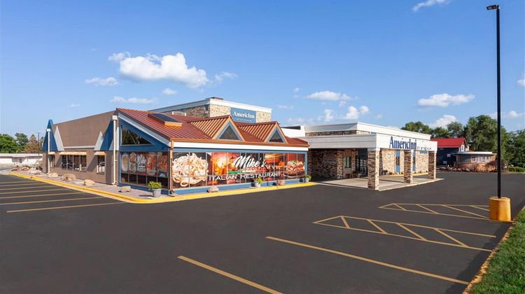 AmericInn & Suites Baraboo Event Ctr Exterior