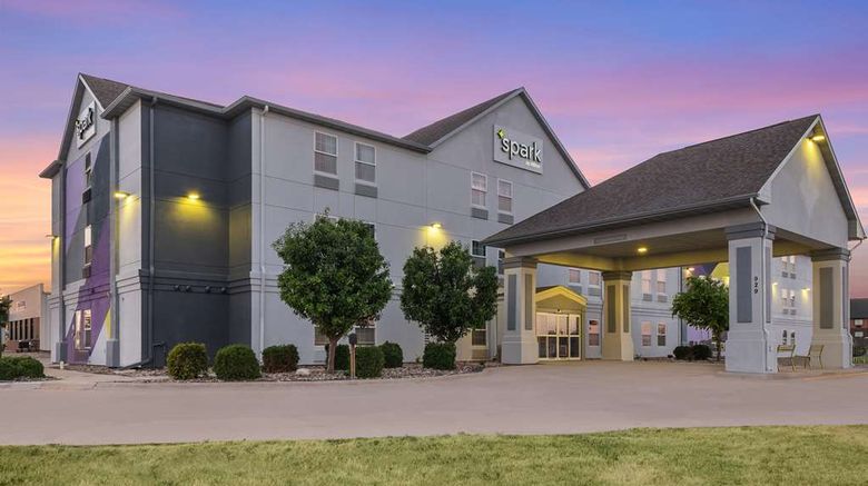 <b>Spark by Hilton Minot Exterior</b>. Images powered by <a href="https://iceportal.shijigroup.com/" title="IcePortal" target="_blank">IcePortal</a>.