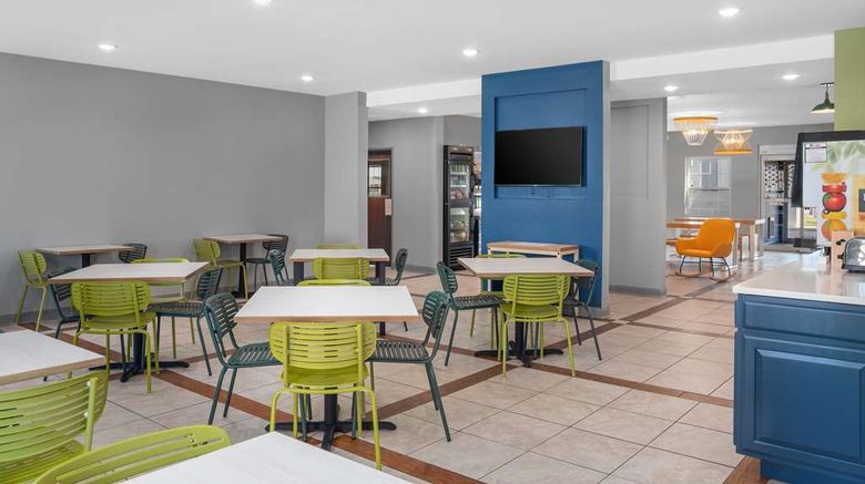 <b>Spark by Hilton Minot Restaurant</b>. Images powered by <a href="https://iceportal.shijigroup.com/" title="IcePortal" target="_blank">IcePortal</a>.