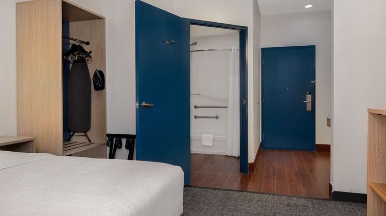 Spark by Hilton Evansville East IN Room