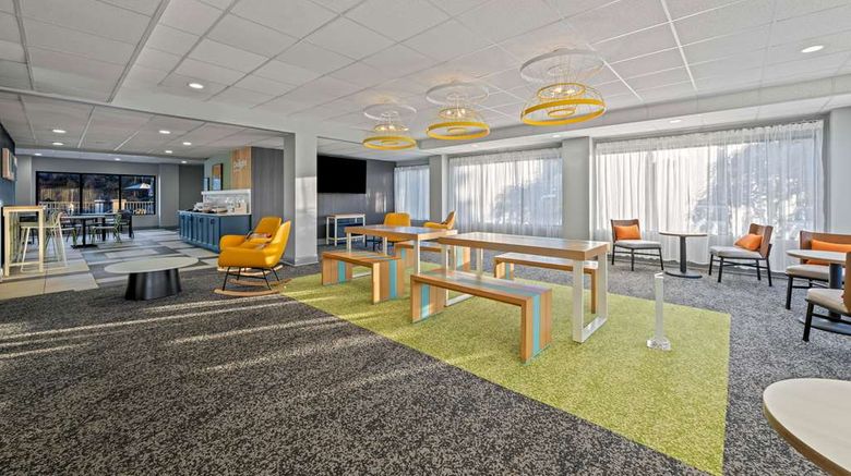 <b>Spark by Hilton Tuscaloosa University Lobby</b>. Images powered by <a href="https://iceportal.shijigroup.com/" title="IcePortal" target="_blank">IcePortal</a>.