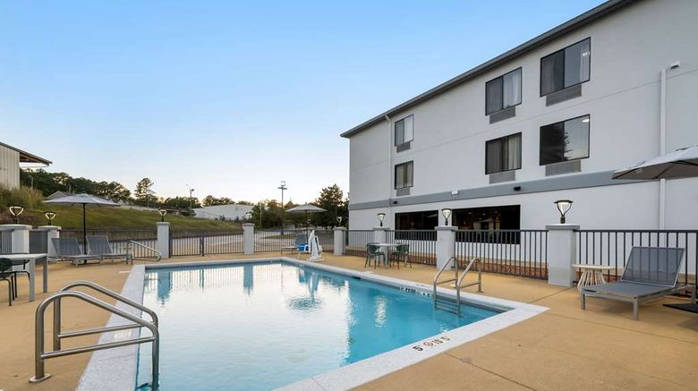<b>Spark by Hilton Tuscaloosa University Pool</b>. Images powered by <a href="https://iceportal.shijigroup.com/" title="IcePortal" target="_blank">IcePortal</a>.