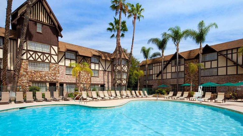 <b>Anaheim Majestic Garden Hotel Pool</b>. Images powered by <a href="https://iceportal.shijigroup.com/" title="IcePortal" target="_blank">IcePortal</a>.
