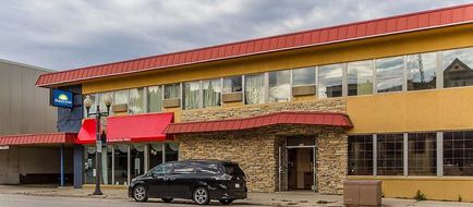 Manitowoc Inn Exterior