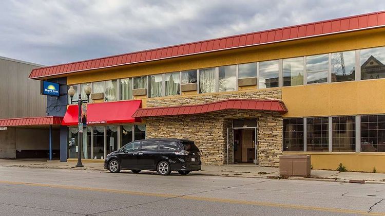 Manitowoc Inn Exterior