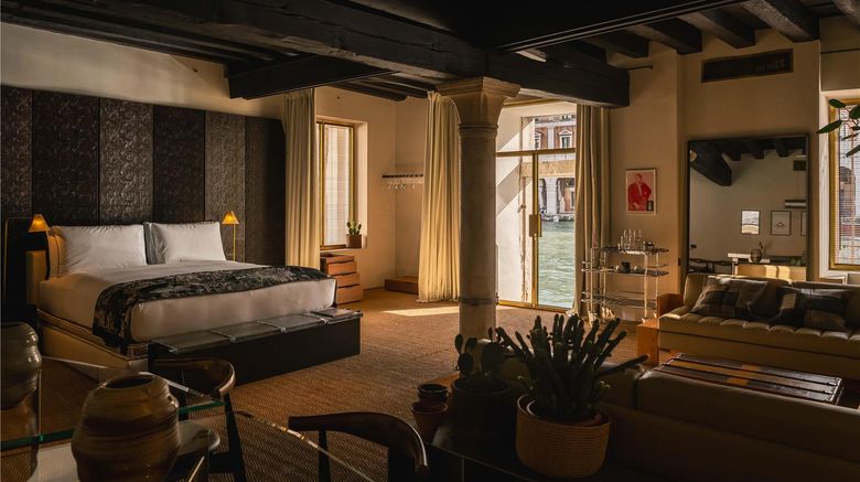 <b>The Venice Venice Hotel Suite</b>. Images powered by <a href="https://iceportal.shijigroup.com/" title="IcePortal" target="_blank">IcePortal</a>.
