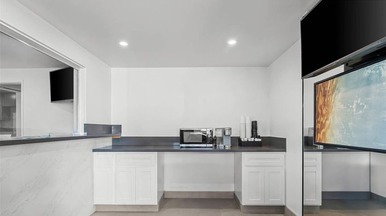<b>Rodeway Inn Commerce-Los Angeles Lobby</b>. Images powered by <a href="https://iceportal.shijigroup.com/" title="IcePortal" target="_blank">IcePortal</a>.
