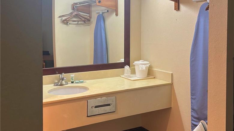 <b>Alachua Inn Room</b>. Images powered by <a href="https://iceportal.shijigroup.com/" title="IcePortal" target="_blank">IcePortal</a>.