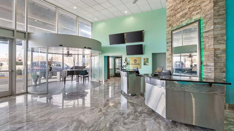 Clarion Inn Des Moines Airport Lobby