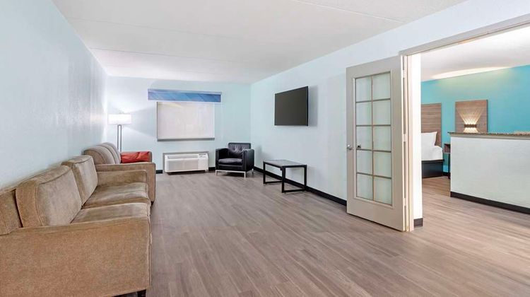 Clarion Inn Des Moines Airport Suite