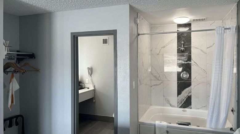 <b>Quality Inn Kinder Suite</b>. Images powered by <a href="https://iceportal.shijigroup.com/" title="IcePortal" target="_blank">IcePortal</a>.