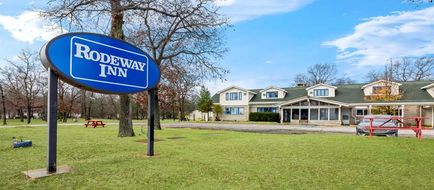 Rodeway Inn Exterior