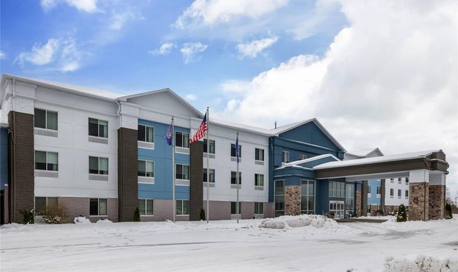 Peach Tree Inn and Suites Exterior