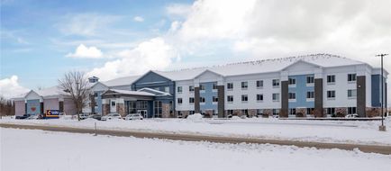 Peach Tree Inn and Suites Exterior