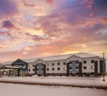 Peach Tree Inn and Suites Exterior