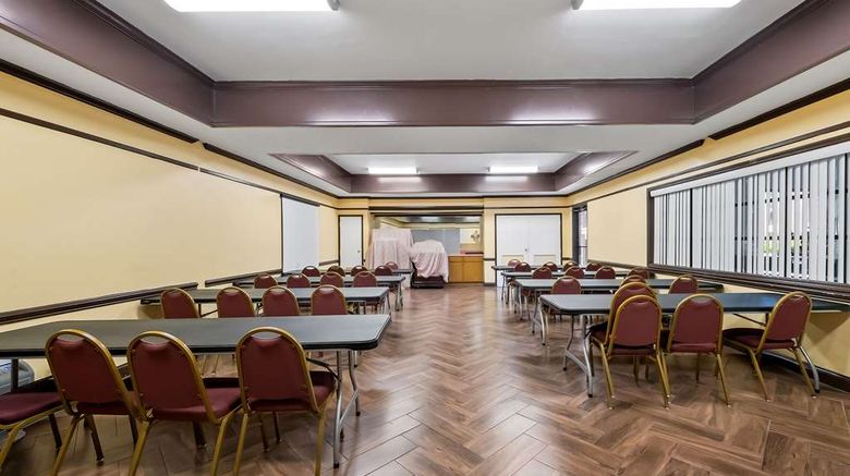 <b>Quality Inn Fayetteville Meeting</b>. Images powered by <a href="https://iceportal.shijigroup.com/" title="IcePortal" target="_blank">IcePortal</a>.