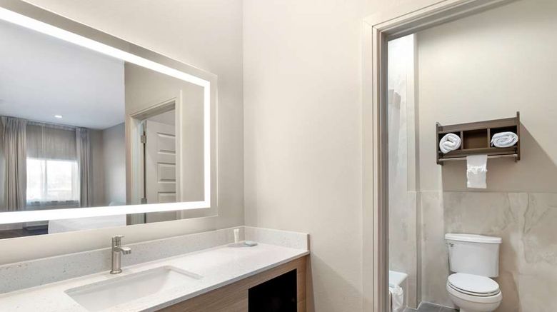 <b>Clarion Pointe Spring Houston North Room</b>. Images powered by <a href="https://iceportal.shijigroup.com/" title="IcePortal" target="_blank">IcePortal</a>.