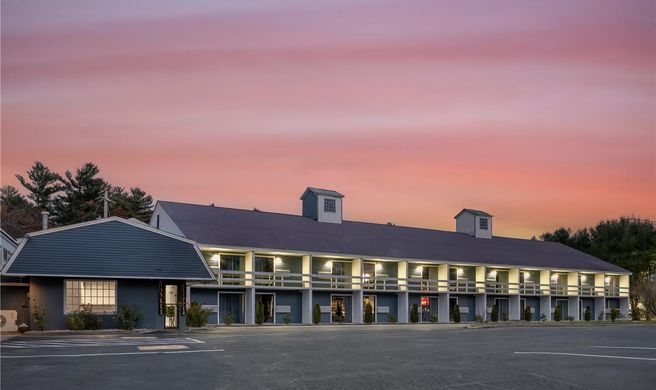 Yankee Clipper Inn Exterior