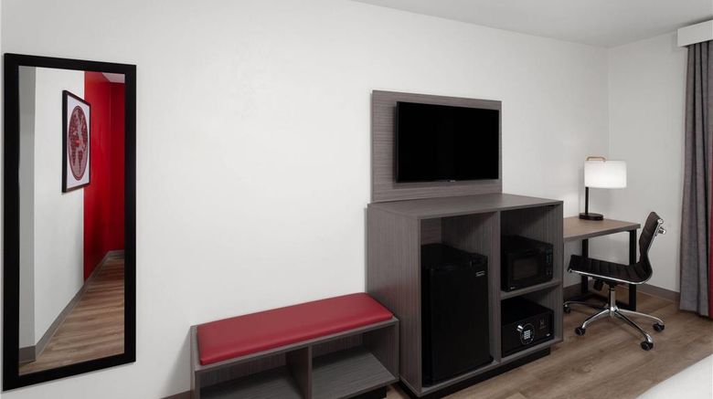 <b>Ramada by Wyndham Milwaukee Room</b>. Images powered by <a href="https://iceportal.shijigroup.com/" title="IcePortal" target="_blank">IcePortal</a>.