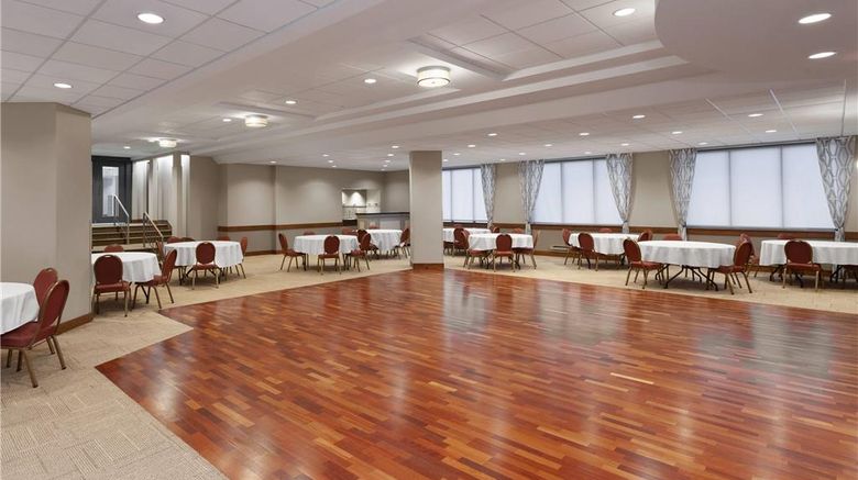 <b>Ramada by Wyndham Milwaukee Ballroom</b>. Images powered by <a href="https://iceportal.shijigroup.com/" title="IcePortal" target="_blank">IcePortal</a>.