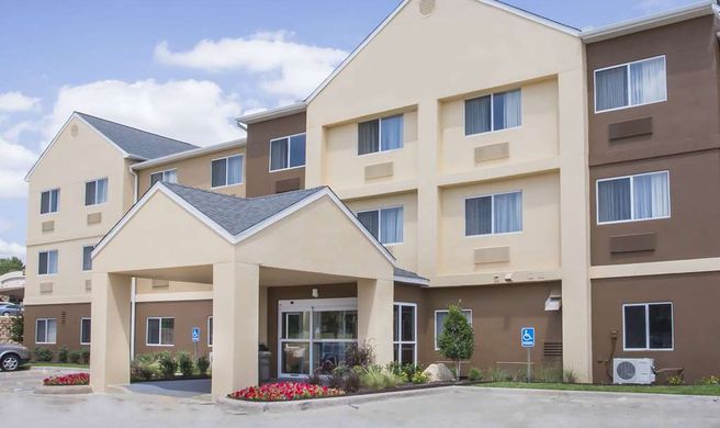 AmericInn by Wyndham Topeka Exterior