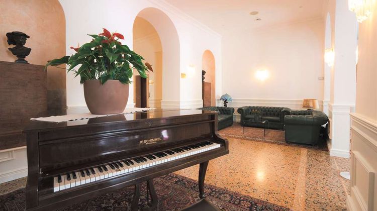 Rechigi Park Hotel Lobby