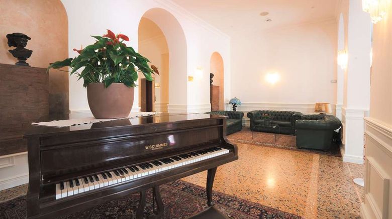 <b>Rechigi Park Hotel Lobby</b>. Images powered by <a href="https://iceportal.shijigroup.com/" title="IcePortal" target="_blank">IcePortal</a>.