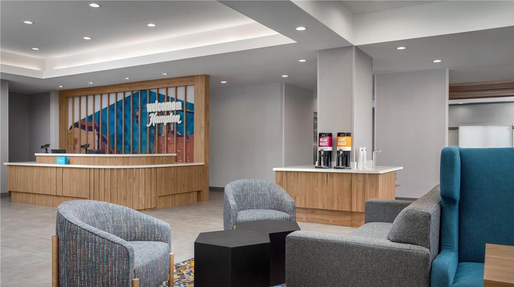 Hampton Inn by Hilton Clanton Lobby