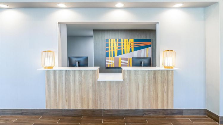 Spark by Hilton Sheridan Lobby