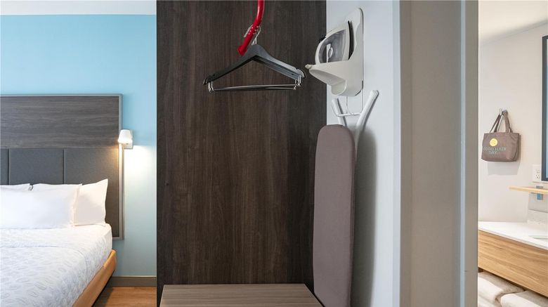 <b>Tru by Hilton Spring Hill Room</b>. Images powered by <a href="https://iceportal.shijigroup.com/" title="IcePortal" target="_blank">IcePortal</a>.
