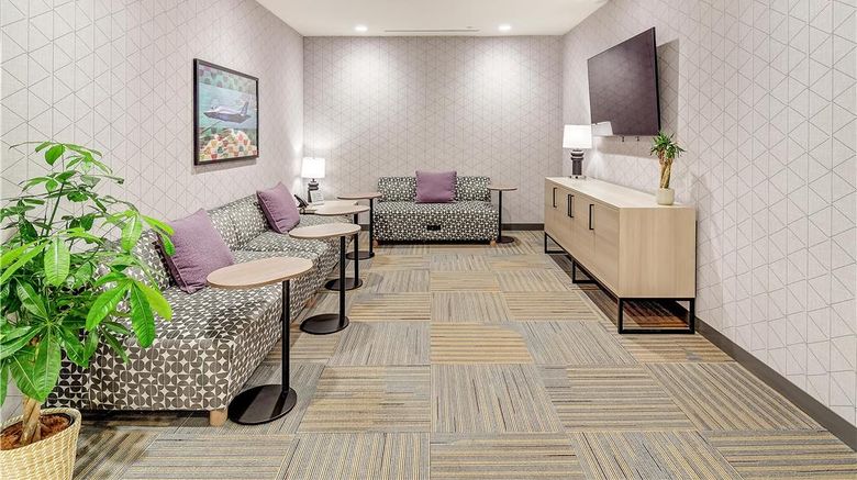 <b>Home2 Suites Crestview Lobby</b>. Images powered by <a href="https://iceportal.shijigroup.com/" title="IcePortal" target="_blank">IcePortal</a>.