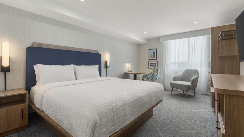 <b>Hampton Inn Montreal East Anjou Room</b>. Images powered by <a href="https://iceportal.shijigroup.com/" title="IcePortal" target="_blank">IcePortal</a>.
