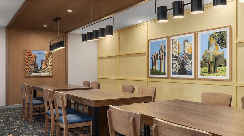 <b>Hampton Inn Montreal East Anjou Meeting</b>. Images powered by <a href="https://iceportal.shijigroup.com/" title="IcePortal" target="_blank">IcePortal</a>.