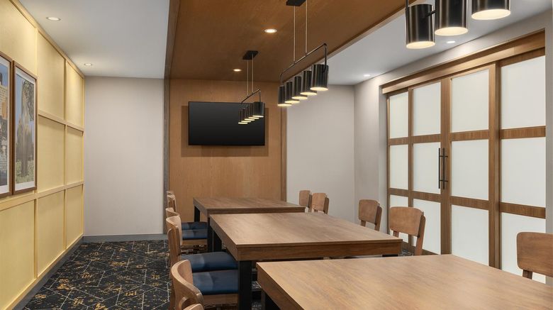 <b>Hampton Inn Montreal East Anjou Meeting</b>. Images powered by <a href="https://iceportal.shijigroup.com/" title="IcePortal" target="_blank">IcePortal</a>.